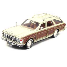 Chrysler Lebaron Town Country Wagon cor creme (1979) Motormax escala 1/24