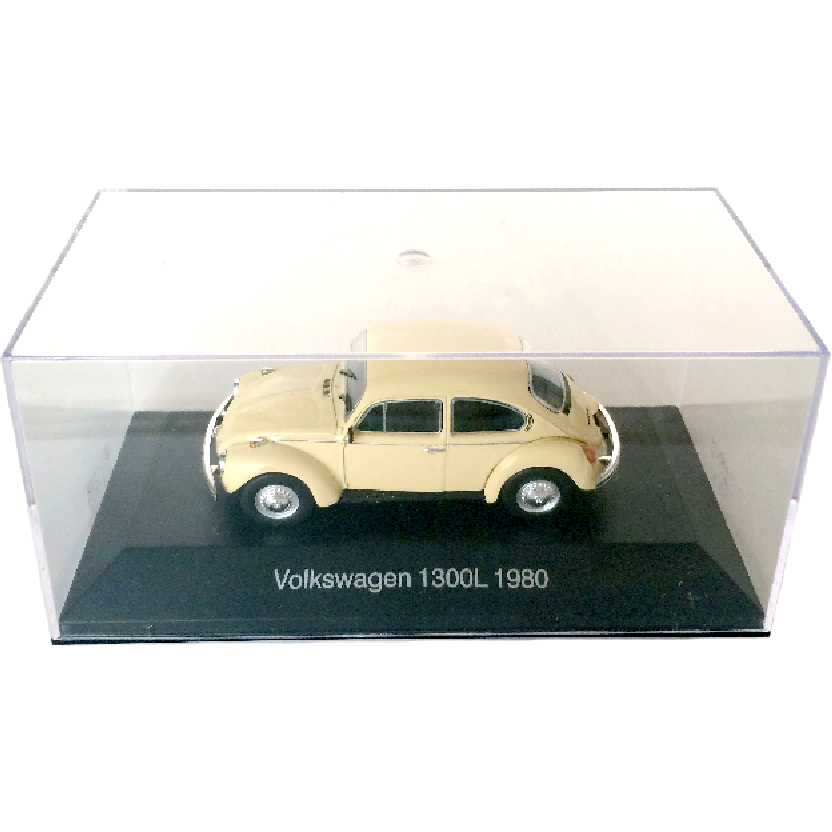 Miniatura do VW Fusca (1980) Volkswagen 1300L escala 1/43 com caixa de acrílico