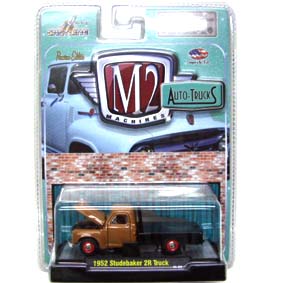 Miniatura M2 escala 1/64 Studebaker 2R Flatbed Truck in Alamo Tan (1952) R17 31500  