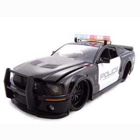 Shelby Mustang GT500 (2007) similar ao Barricade do filme Transformers
