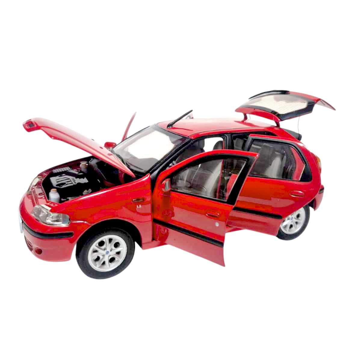 Fiat Palio ELX (2003) abre a tampa do tanque da gasolina